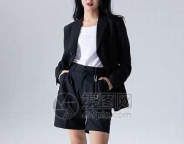 "潮流时尚观点：性感美女露胸展现自信魅力"